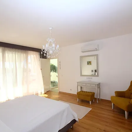 Evoteli Group 5+2 Beaton Villa *